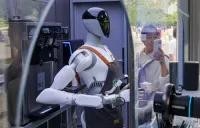 深圳で人型ロボットが続々「就職」　仕分け・交通整理・接客まで
