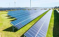 中国の太陽光発電、石炭発電の容量を越え最大の電力源へ